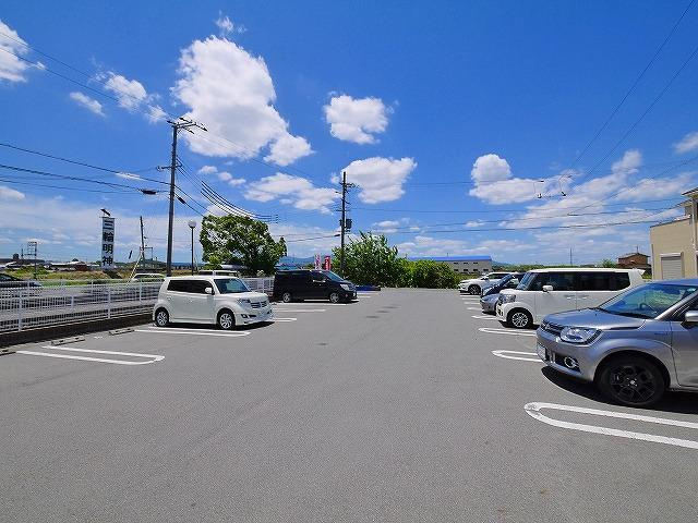 ランドマーク桜井　Ⅱの駐車場|カースペースがあります