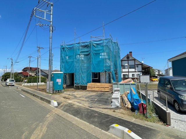 上里町七本木1期（全1棟）1号棟の前面道路含む現地写真