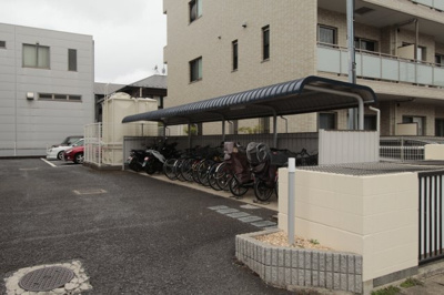 【その他共用部分】 | フルネスライズハチケン | 屋根付駐輪場完備