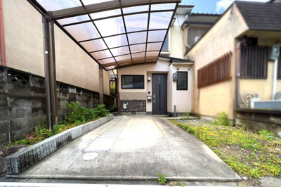 【駐車場】 | 宇治市莵道田中　中古テラスハウス | 交通量の少ない道路で運転が苦手な方でも安心して駐車して頂けます。車で約5分に《アル・プラザ宇治東》《ホームセンターダイキ》があり便利です。