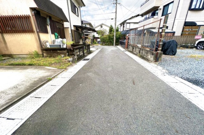 【前面道路含む現地写真】 | 宇治市莵道田中　中古テラスハウス | 道路の向いは月極駐車場になっているので開放的！近隣には児童公園や保育機関も徒歩圏内にあり子育てしやすい環境です。