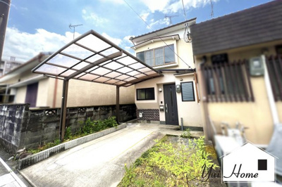 【外観】 | 宇治市莵道田中　中古テラスハウス | 普通車の駐車可能です《カーポート付き》ヽ(^。^)ノコンビニ《セブンイレブン》が徒歩1分、スーパー《フレンドマート》が徒歩5分と買物便利なエリアです。