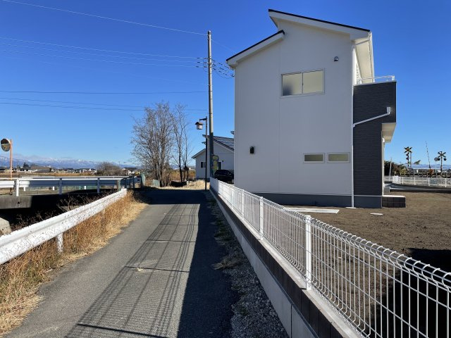 藤岡市小林第10（全1棟）1号棟の前面道路含む現地写真