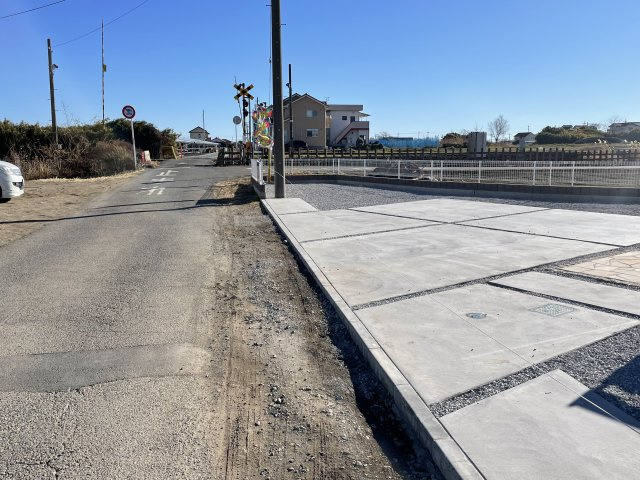 藤岡市小林第10（全1棟）1号棟の前面道路含む現地写真