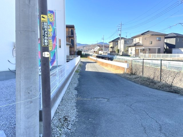 藤岡市小林第10（全1棟）1号棟の前面道路含む現地写真