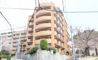 【外観】 | 小学校が近くて通学に便利です。周辺には買い物施設も充実しており、日々のお買い物が楽になりそうですね♪ 大通からは離れているので、落ち着いた環境を楽しめるオートロックマンションです