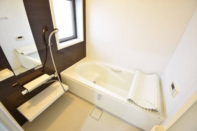 【浴室】 | ◇◇南向き、東側解放感ありの築約７年一戸建て◇◇ | 南道路、東側駐車場につき陽当りが良く解放感のある一戸建て！お部屋が４部屋あるのも魅力です。駅徒歩６分、築約７年のまだまだお使いいただけるお住まい。