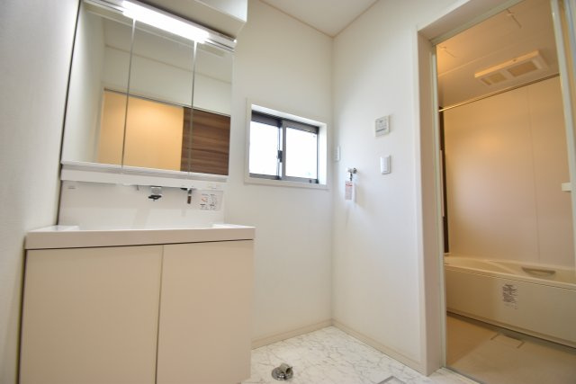 【独立洗面台】 | ◇◇南向き、東側解放感ありの築約７年一戸建て◇◇ | 南道路、東側駐車場につき陽当りが良く解放感のある一戸建て！お部屋が４部屋あるのも魅力です。駅徒歩６分、築約７年のまだまだお使いいただけるお住まい。