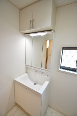 【独立洗面台】 | ◇◇南向き、東側解放感ありの築約７年一戸建て◇◇ | 南道路、東側駐車場につき陽当りが良く解放感のある一戸建て！お部屋が４部屋あるのも魅力です。駅徒歩６分、築約７年のまだまだお使いいただけるお住まい。