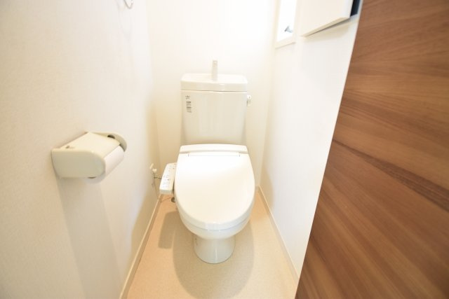 【トイレ】 | ◇◇南向き、東側解放感ありの築約７年一戸建て◇◇ | 南道路、東側駐車場につき陽当りが良く解放感のある一戸建て！お部屋が４部屋あるのも魅力です。駅徒歩６分、築約７年のまだまだお使いいただけるお住まい。