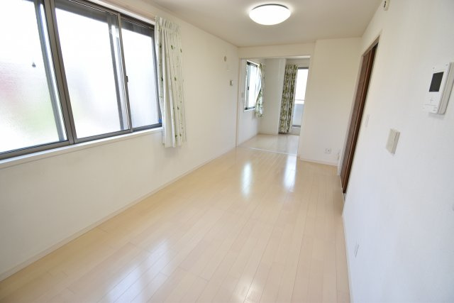 【居間・リビング】 | ◇◇南向き、東側解放感ありの築約７年一戸建て◇◇ | 南道路、東側駐車場につき陽当りが良く解放感のある一戸建て！お部屋が４部屋あるのも魅力です。駅徒歩６分、築約７年のまだまだお使いいただけるお住まい。