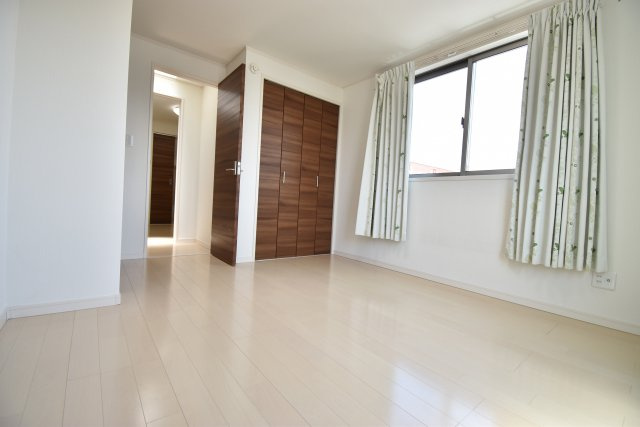 【洋室】 | ◇◇南向き、東側解放感ありの築約７年一戸建て◇◇ | 南道路、東側駐車場につき陽当りが良く解放感のある一戸建て！お部屋が４部屋あるのも魅力です。駅徒歩６分、築約７年のまだまだお使いいただけるお住まい。