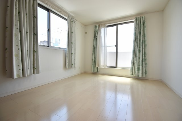 【洋室】 | ◇◇南向き、東側解放感ありの築約７年一戸建て◇◇ | 南道路、東側駐車場につき陽当りが良く解放感のある一戸建て！お部屋が４部屋あるのも魅力です。駅徒歩６分、築約７年のまだまだお使いいただけるお住まい。