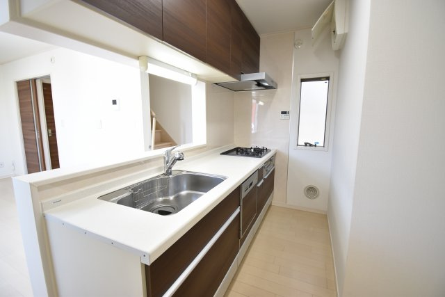 【キッチン】 | ◇◇南向き、東側解放感ありの築約７年一戸建て◇◇ | 南道路、東側駐車場につき陽当りが良く解放感のある一戸建て！お部屋が４部屋あるのも魅力です。駅徒歩６分、築約７年のまだまだお使いいただけるお住まい。