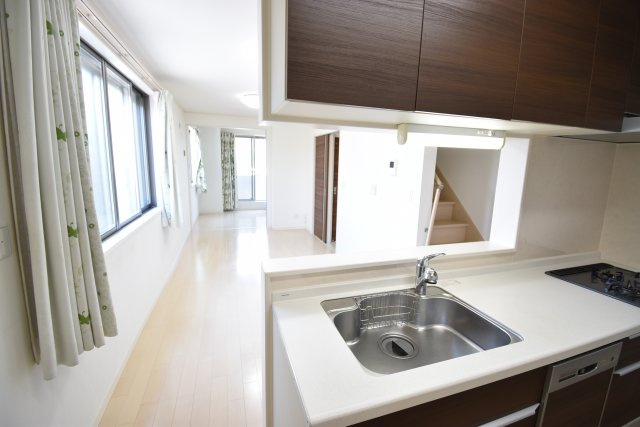 【居間・リビング】 | ◇◇南向き、東側解放感ありの築約７年一戸建て◇◇ | 南道路、東側駐車場につき陽当りが良く解放感のある一戸建て！お部屋が４部屋あるのも魅力です。駅徒歩６分、築約７年のまだまだお使いいただけるお住まい。