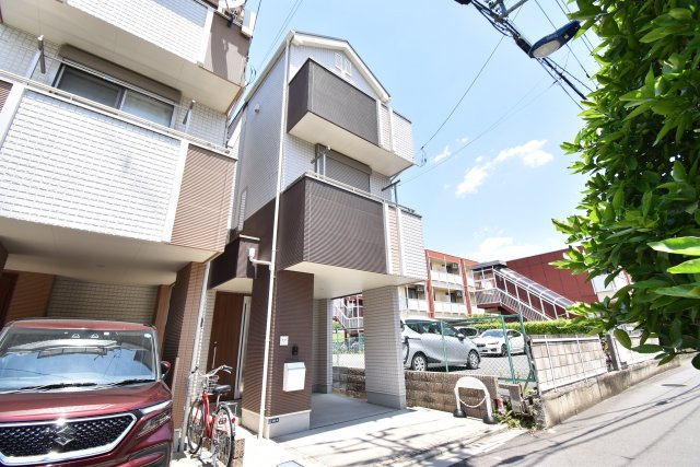 【外観】 | ◇◇南向き、東側解放感ありの築約７年一戸建て◇◇ | 南道路、東側駐車場につき陽当りが良く解放感のある一戸建て！お部屋が４部屋あるのも魅力です。駅徒歩６分、築約７年のまだまだお使いいただけるお住まい。