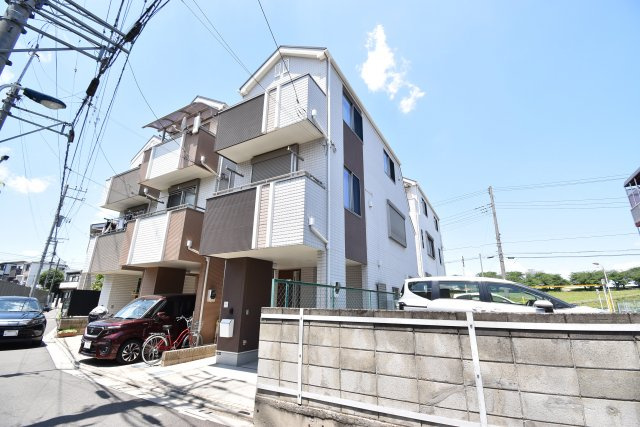 【外観】 | ◇◇南向き、東側解放感ありの築約７年一戸建て◇◇ | 南道路、東側駐車場につき陽当りが良く解放感のある一戸建て！お部屋が４部屋あるのも魅力です。駅徒歩６分、築約７年のまだまだお使いいただけるお住まい。