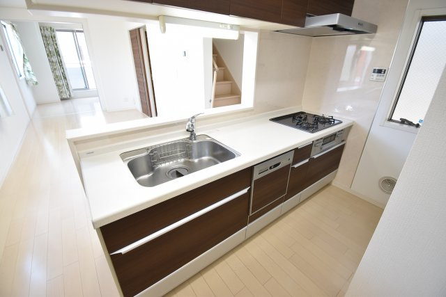 【キッチン】 | ◇◇南向き、東側解放感ありの築約７年一戸建て◇◇ | 南道路、東側駐車場につき陽当りが良く解放感のある一戸建て！お部屋が４部屋あるのも魅力です。駅徒歩６分、築約７年のまだまだお使いいただけるお住まい。