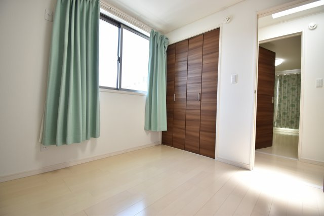 【洋室】 | ◇◇南向き、東側解放感ありの築約７年一戸建て◇◇ | 南道路、東側駐車場につき陽当りが良く解放感のある一戸建て！お部屋が４部屋あるのも魅力です。駅徒歩６分、築約７年のまだまだお使いいただけるお住まい。