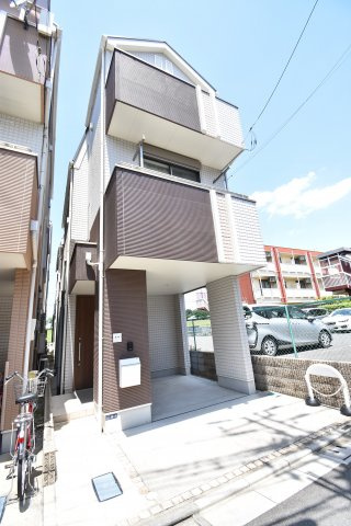 【外観】 | ◇◇南向き、東側解放感ありの築約７年一戸建て◇◇ | 南道路、東側駐車場につき陽当りが良く解放感のある一戸建て！お部屋が４部屋あるのも魅力です。駅徒歩６分、築約７年のまだまだお使いいただけるお住まい。