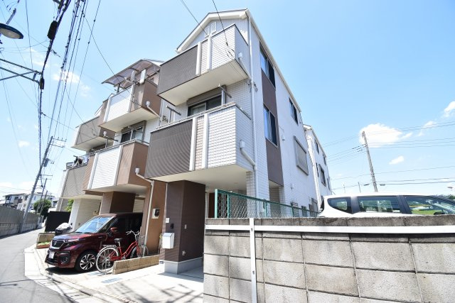 【外観】 | ◇◇南向き、東側解放感ありの築約７年一戸建て◇◇ | 南道路、東側駐車場につき陽当りが良く解放感のある一戸建て！お部屋が４部屋あるのも魅力です。駅徒歩６分、築約７年のまだまだお使いいただけるお住まい。