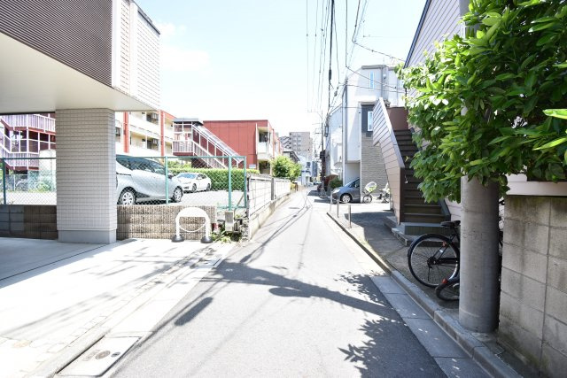 【前面道路含む現地写真】 | ◇◇南向き、東側解放感ありの築約７年一戸建て◇◇ | 南道路、東側駐車場につき陽当りが良く解放感のある一戸建て！お部屋が４部屋あるのも魅力です。駅徒歩６分、築約７年のまだまだお使いいただけるお住まい。