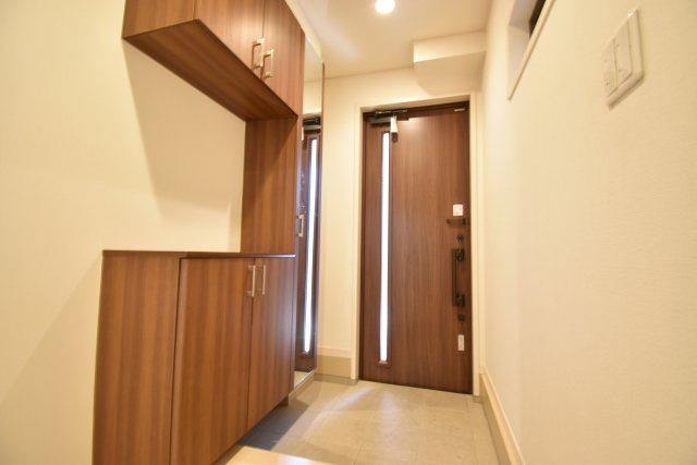 【玄関】 | ◇◇南向き、東側解放感ありの築約７年一戸建て◇◇ | 南道路、東側駐車場につき陽当りが良く解放感のある一戸建て！お部屋が４部屋あるのも魅力です。駅徒歩６分、築約７年のまだまだお使いいただけるお住まい。