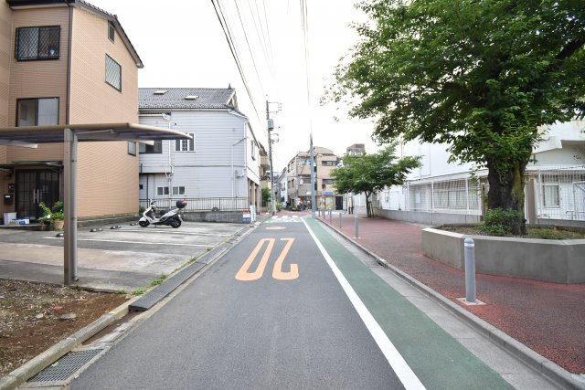 【前面道路含む現地写真】 | 敷地約33.5坪の広々とした売地　◇◇渋谷区本町◇◇ | 敷地面積約33.54坪！１R×９戸のアパートプランもご用意しております。前面道路はすっきりとした幅員約4.4ｍの公道です。
