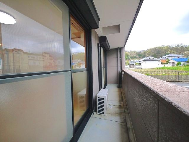 トウケンコーポ桜井南のバルコニー|バルコニーからの眺めを楽しみながら食事をしませんか