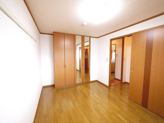 トウケンコーポ桜井南の寝室|明るい洋室です