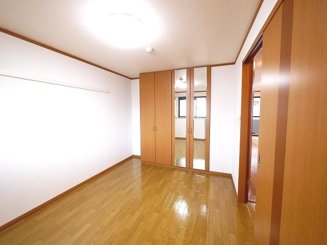 トウケンコーポ桜井南の洋室|明るい洋室です