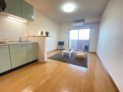 【居間・リビング】 | エルセレーノ吹田 | 広さは10.4帖です。単身用であれば他の物件に比べて広いです