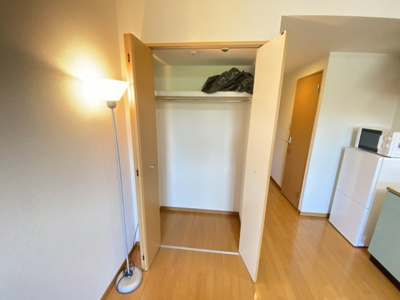 【収納】 | エルセレーノ吹田 | ハンガーパイプがありコートなどをかけて収納することが出来ます