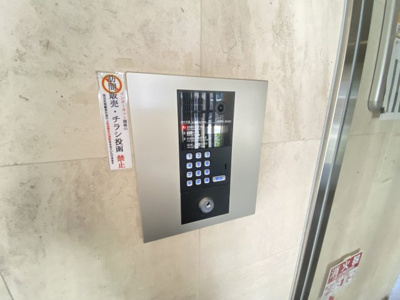 【セキュリティ】 | エルセレーノ吹田 | 知人が来た際は部屋番号を入力してもらうと室内から開錠出来ます