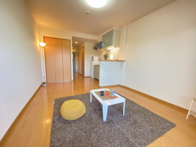 【居間・リビング】 | エルセレーノ吹田 | 広さは10.4帖です。単身用であれば他の物件と比べて広いです