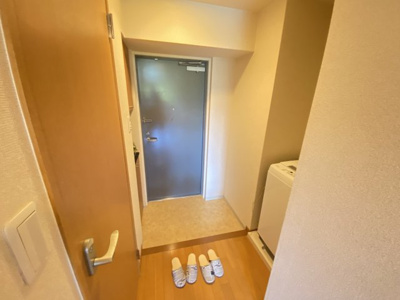 【玄関】 | エルセレーノ吹田 | 左側にはシューズボックスがあり、右側は洗濯機置き場があります