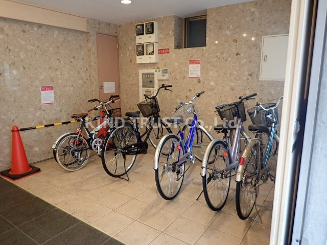 オーキッドコート天神橋のその他共用部分|屋根付き駐輪場です