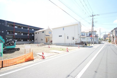 【前面道路含む現地写真】 | 戸ヶ崎2丁目全3棟　1号棟