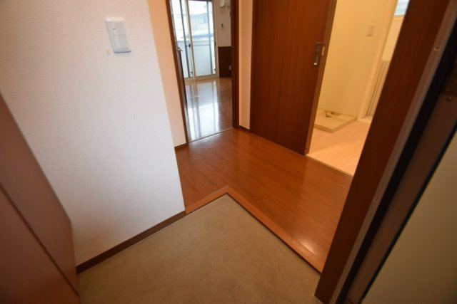 メゾンゴールドⅤの玄関|下駄箱付きです