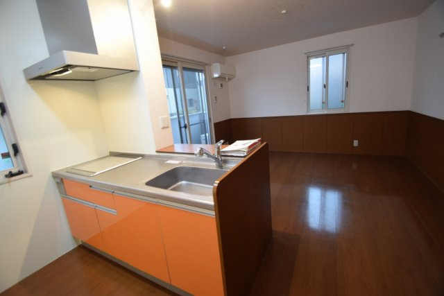 メゾンゴールドⅤの居間・リビング|人気のカウンターキッチンです