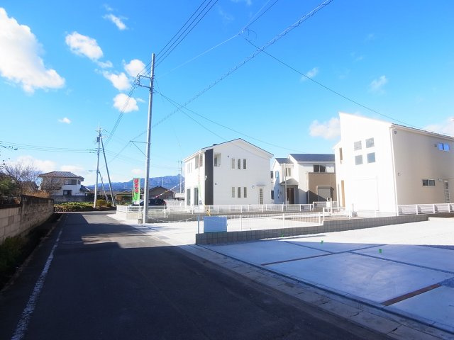 新築　渋川市半田第2　3号棟の前面道路含む現地写真|現地写真　南側接道幅員約5.8ｍ