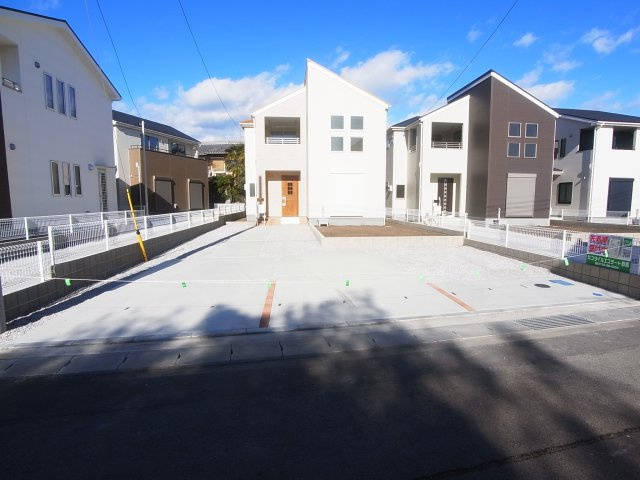 新築　渋川市半田第2　3号棟の駐車場|現地写真　 駐車スペース広々！建物南側4台置けます♪					
