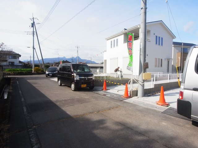 新築　渋川市半田第2　2号棟の前面道路含む現地写真|現地写真　南側接道幅員約5.8ｍ