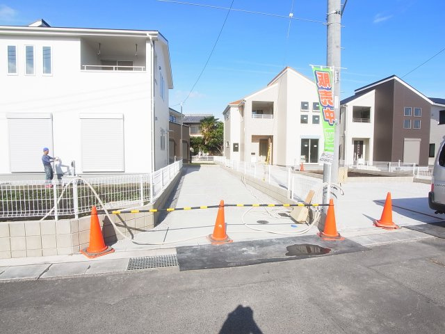新築　渋川市半田第2　2号棟の駐車場|現地写真　 駐車スペースは縦列駐車になりますが、4台駐車可能です。					
