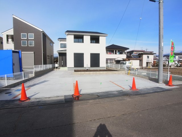新築　渋川市半田第2　5号棟の駐車場|現地写真　 駐車スペース広々！建物南側4台置けます♪					
