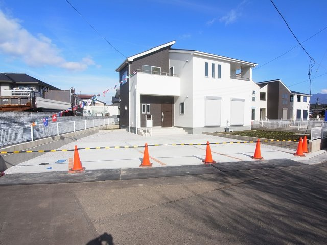 新築　渋川市半田第2　1号棟の駐車場|現地写真　 駐車スペース広々！建物南西側4台置けます♪					

