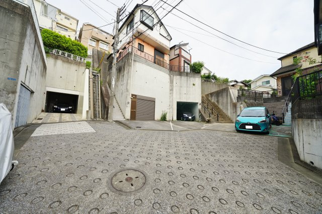 【横浜市保土ケ谷区上星川１丁目14-19新築戸建て】（常盤台小学校・保土ヶ谷中学校）の前面道路含む現地写真|住環境に配慮された第一種低層住居専用地域です。