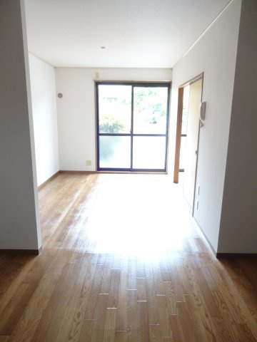 アフロ―テ山川【10.000円キャッシュバック対象物件】の居間・リビング|こちらのリビングで趣味の時間をお楽しみください