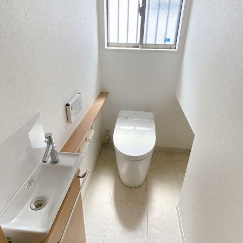 【トイレ】 | 東区広谷 | TOTOのタンクレストイレです
空間がスッキリしますね♪