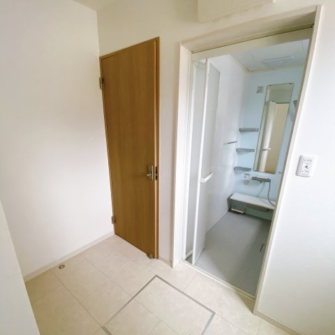 【脱衣所】 | 東区広谷 | 脱衣場には床下収納がございます。